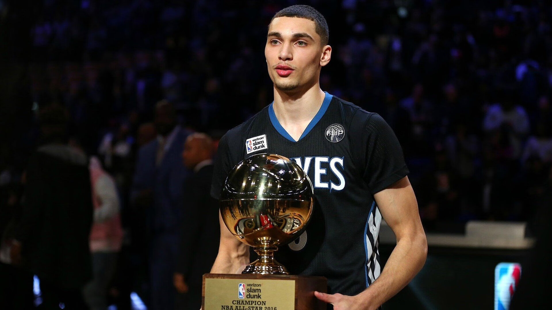 STARRYSKY SPORTS-球队在欧冠中借助主场球迷优势夺下重要三分，欧冠球迷冲进球场